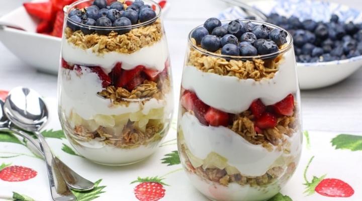 Healthy breakfast, High protein breakfast, 6 Recipes for Healthy and Tasty breakfast for kids, Greek Yogurt Parfait with Granola and Fruits